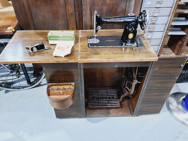 Lot 277 - SEWING MACHINE