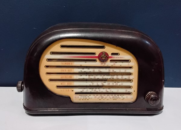 Lot 1435 - BAKELITE RADIO