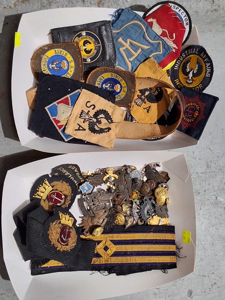 Lot 1100 - BADGES & PATCHES