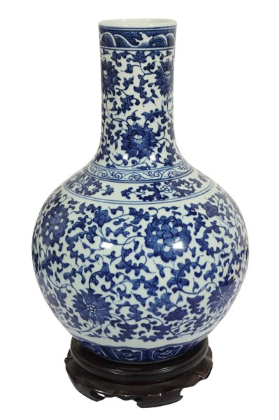 Lot 4 - CHINESE BLUE AND WHITE VASE