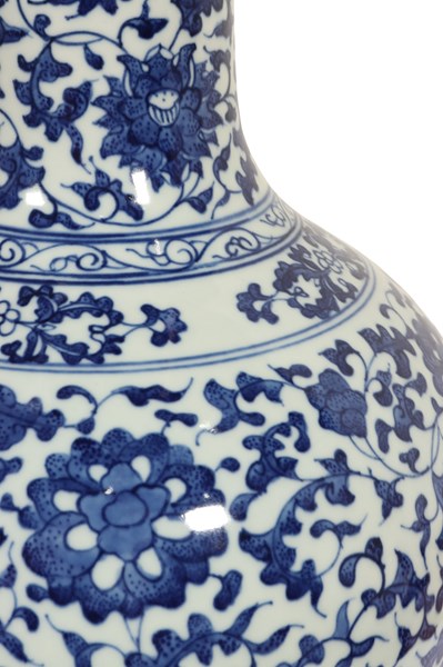 Lot 4 - CHINESE BLUE AND WHITE VASE
