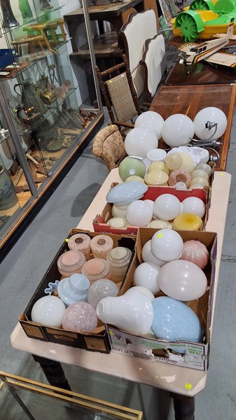 Lot 337 - ASSORTMENT OF GLASS LIGHT SHADES