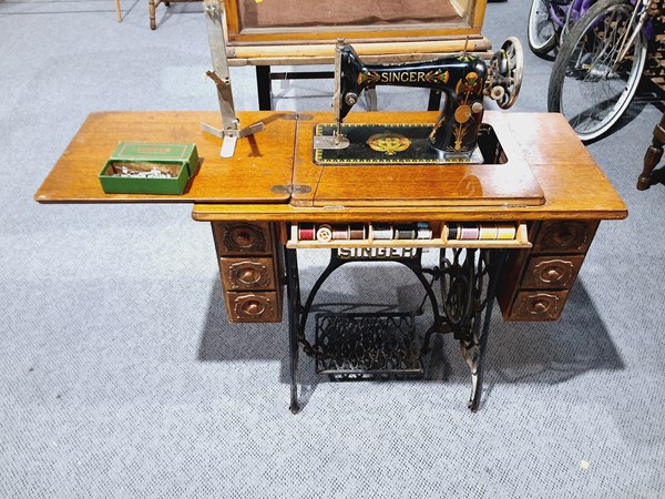 Lot 320 - SEWING MACHINE