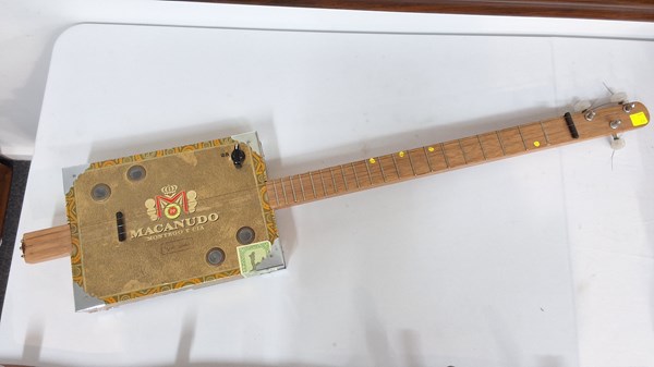 Lot 1212 - CIGAR BOX BANJO