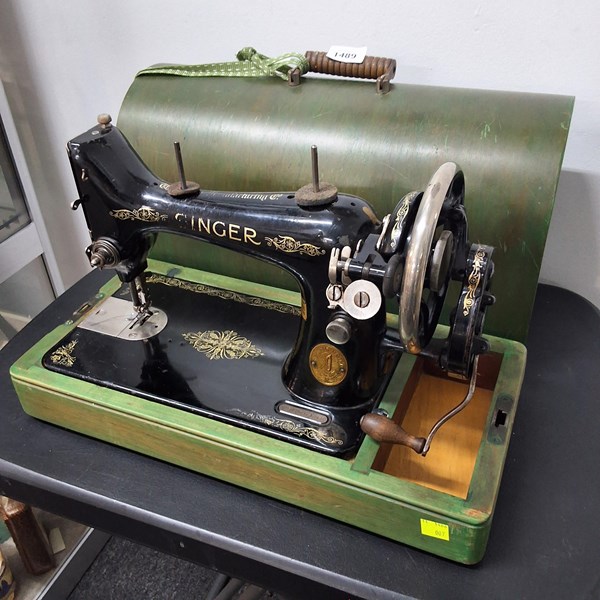 Lot 1489 - SEWING MACHINE