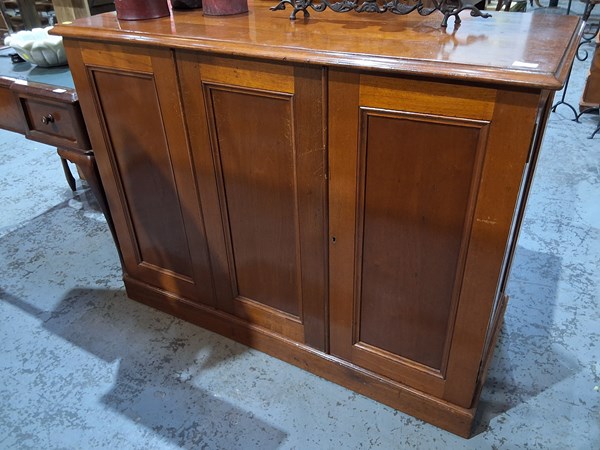 Lot 149 - SIDEBOARD