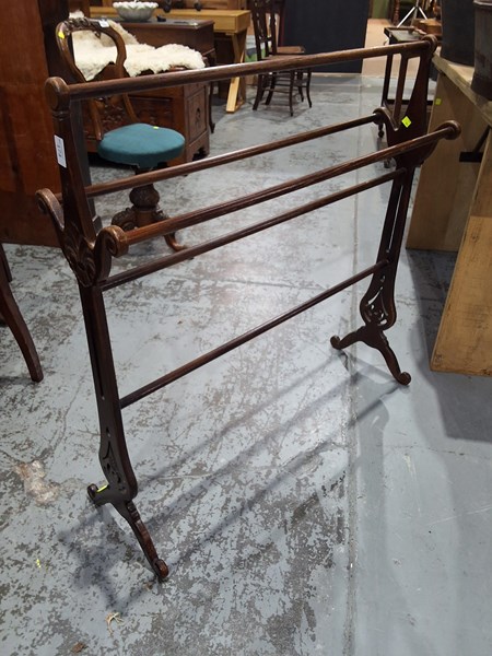 Lot 174 - TOWEL RAIL