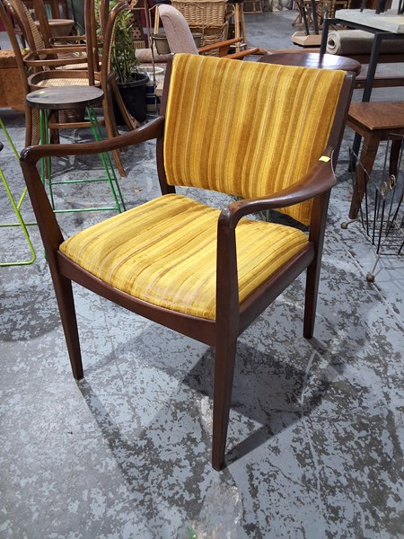 Lot 107 - ARMCHAIR CARVER