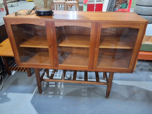 Lot 300 - MID CENTURY DISPLAY CABINET