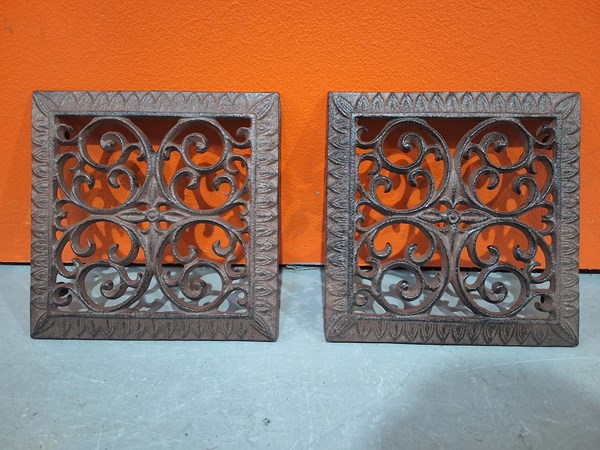 Lot 124 - IRON TRIVETS