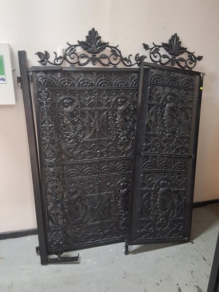 Lot 331 - GARDEN STORAGE SCREEN