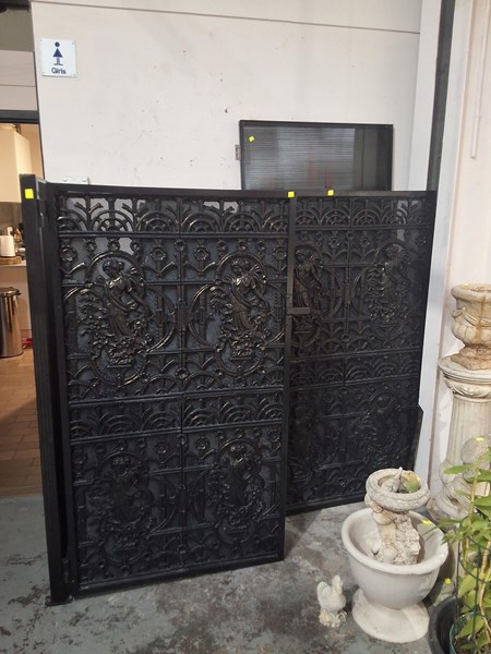 Lot 333 - GARDEN STORAGE SCREEN