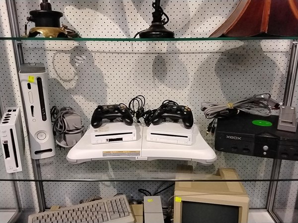 Lot 1262 - GAMING CONSOLES