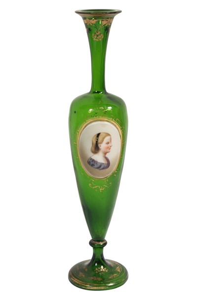 Lot 70 - GREEN GLASS VASE WITH PAINTED CAMEO