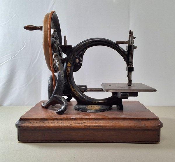 Lot 1287 - SEWING MACHINE