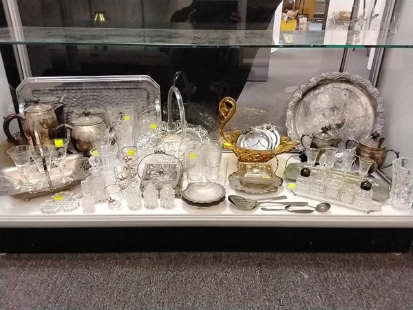 Lot 1339 - METAL AND GLASSWARE