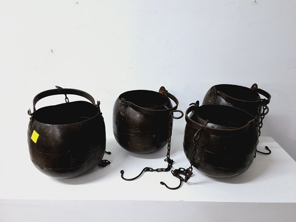 Lot 308 - PLANT POTS