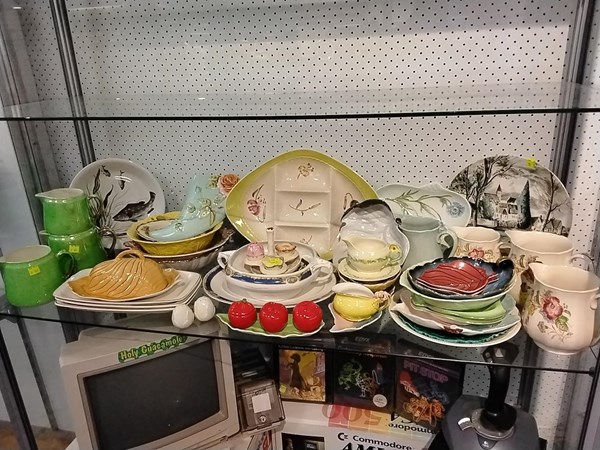 Lot 1275 - DECORATIVE CHINAWARE